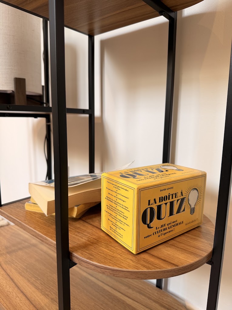 Étagère avec livres et jeu